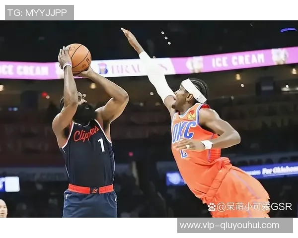 莱昂纳德半场状态火热三分球连中五记砍下18分助球队争胜